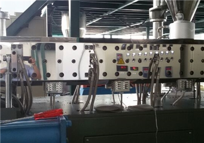 Internal mixing single screw granulator